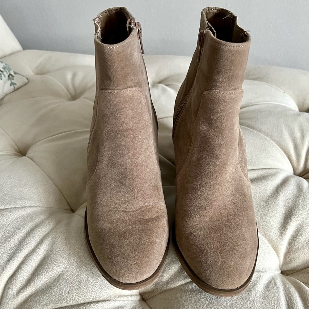 LIKE NEW! Dr. Scholls Faux Tan Suede Bootie -sz 7.5 fits like 6.5-Worn ONCE